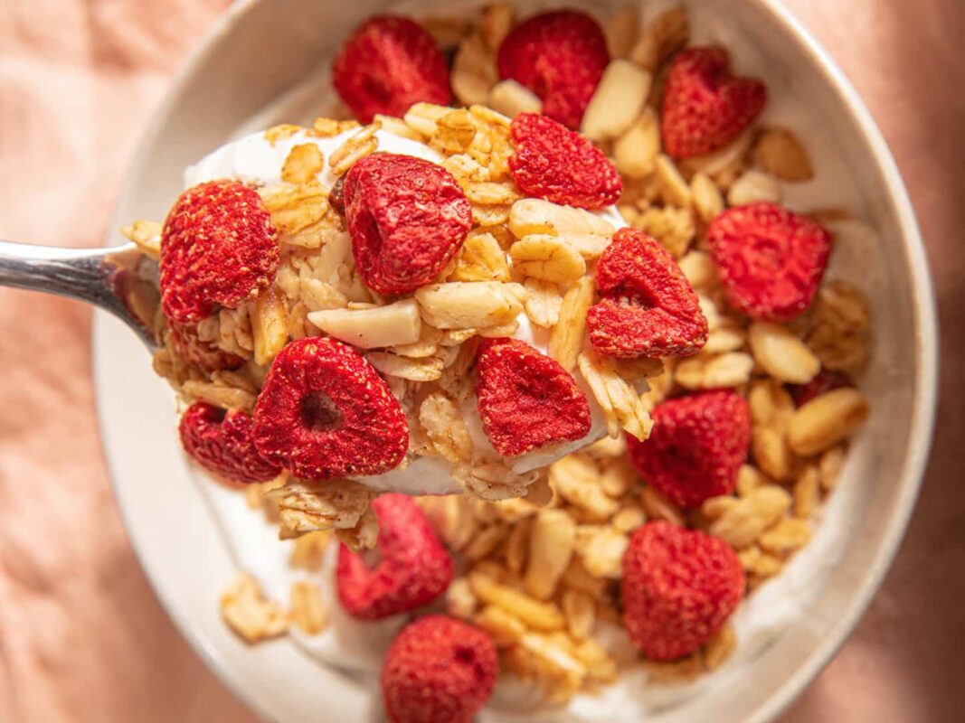 cach-an-dau-tay-say-kho-mix-granola-yogurt